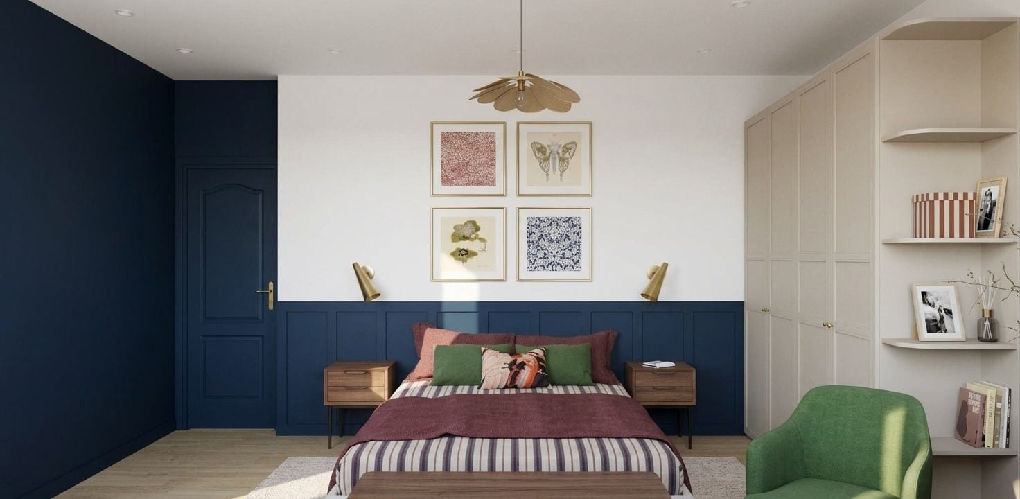 Chambre avec soubassement bleu marine, cadres muraux et fauteuil vert